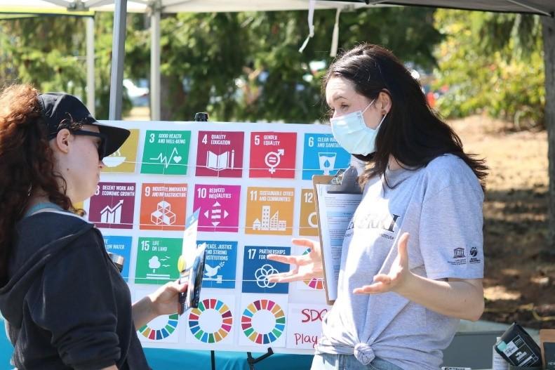 2 people discussing sustainable development goals
